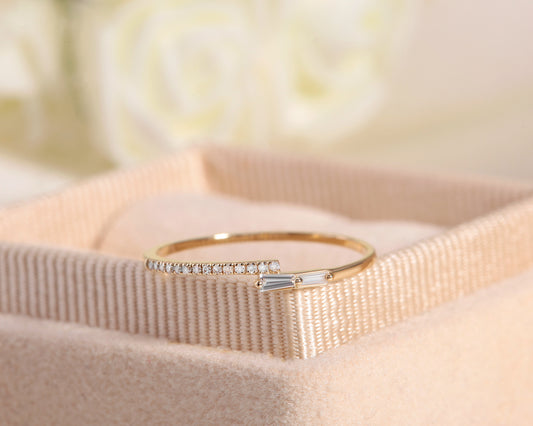 Ring with Baguette,Trapeze and Round cut Diamond with Marvelous Design 14K Gold | LR00033D