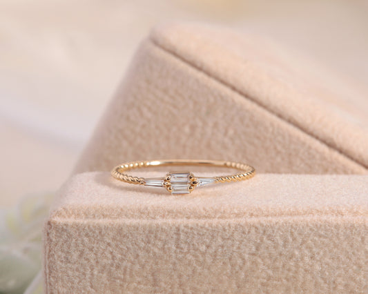 Baguette and Trapez Cut Diamond Ring with Spiral Design Monting For her, 14K