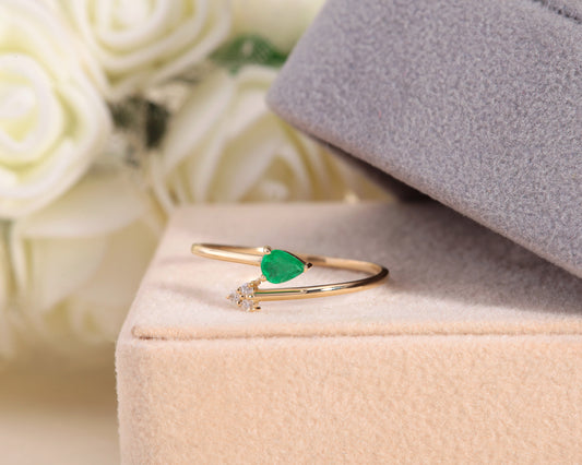 Snake Design Ring with Pear Cut Emerald and Round Diamond 14K Gold