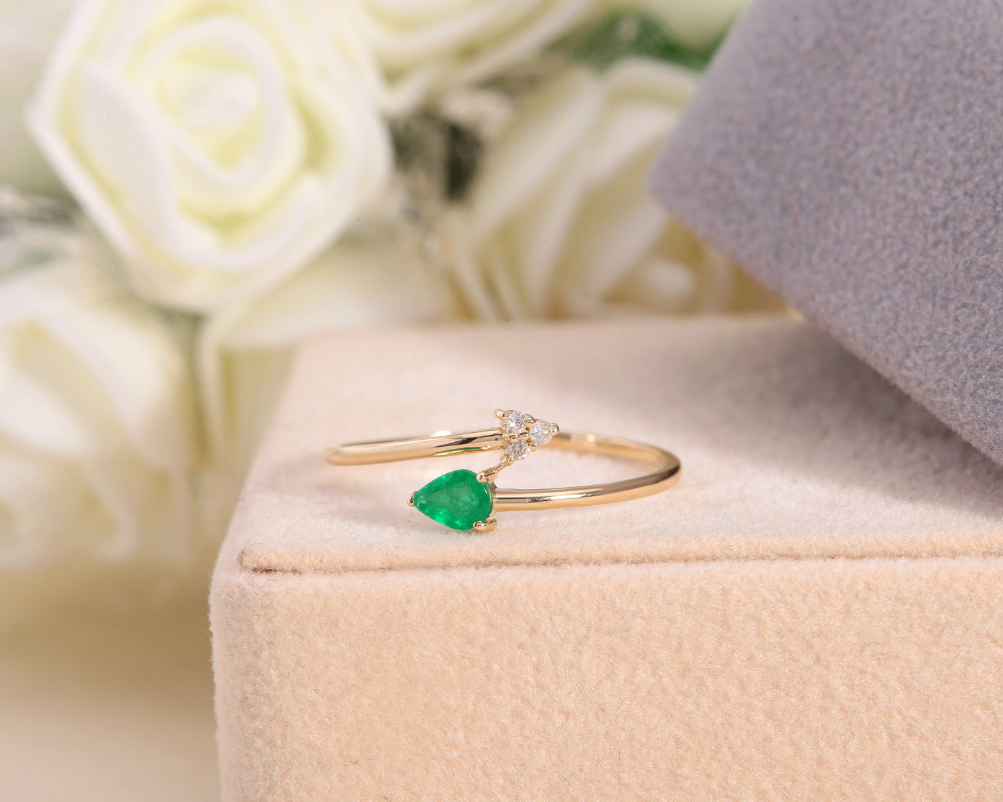 Snake Design Ring with Pear Cut Emerald and Round Diamond 14K Gold